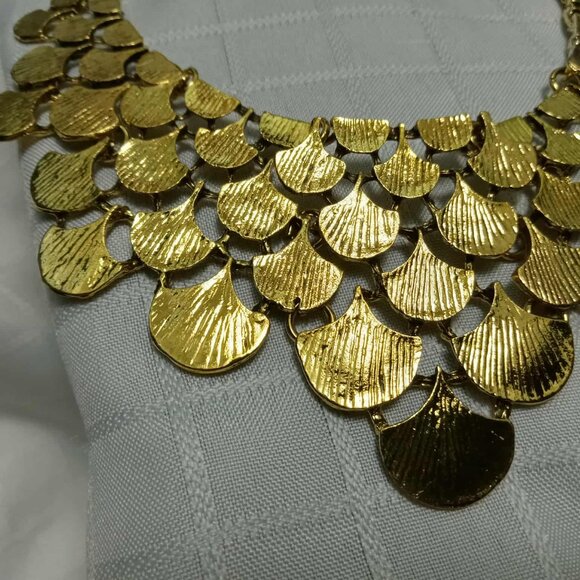 Gold-colored Genko leaf necklace - Picture 3 of 6